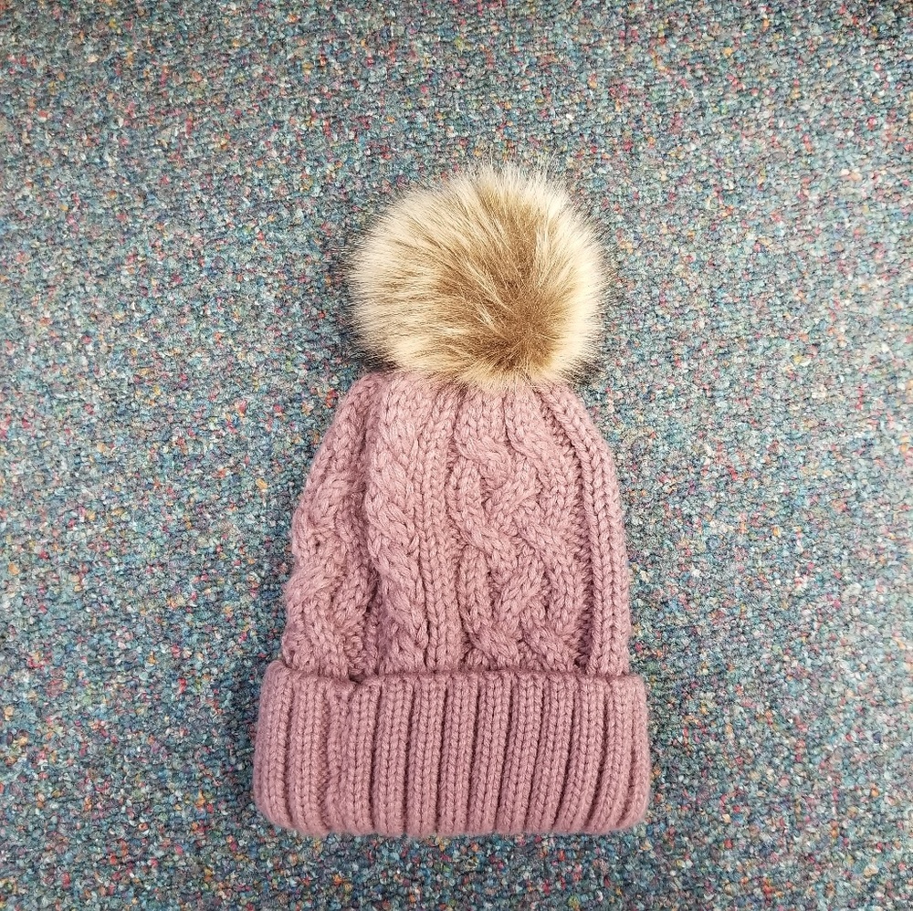 Mauve beanie with faux fur pom pom